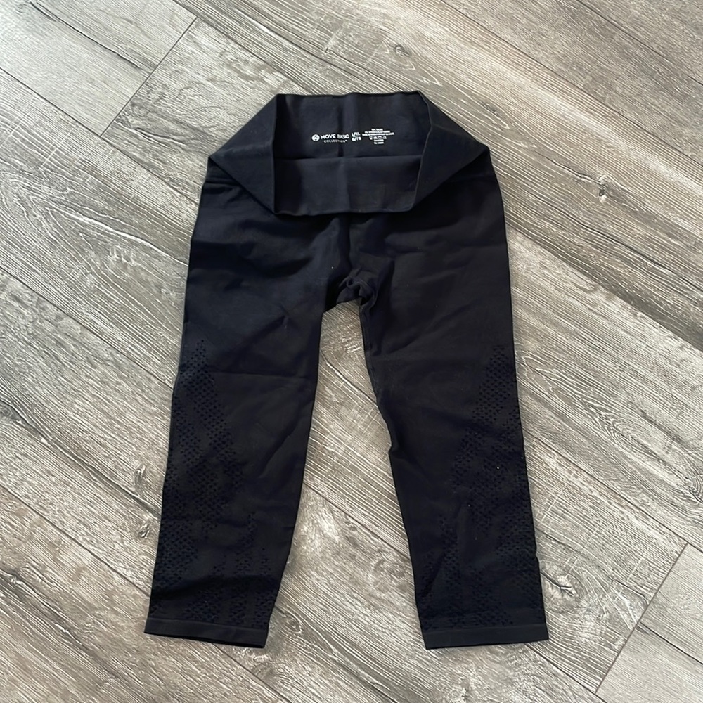Sports leggings with details on the legs. It’s an XL but sizes like an M
